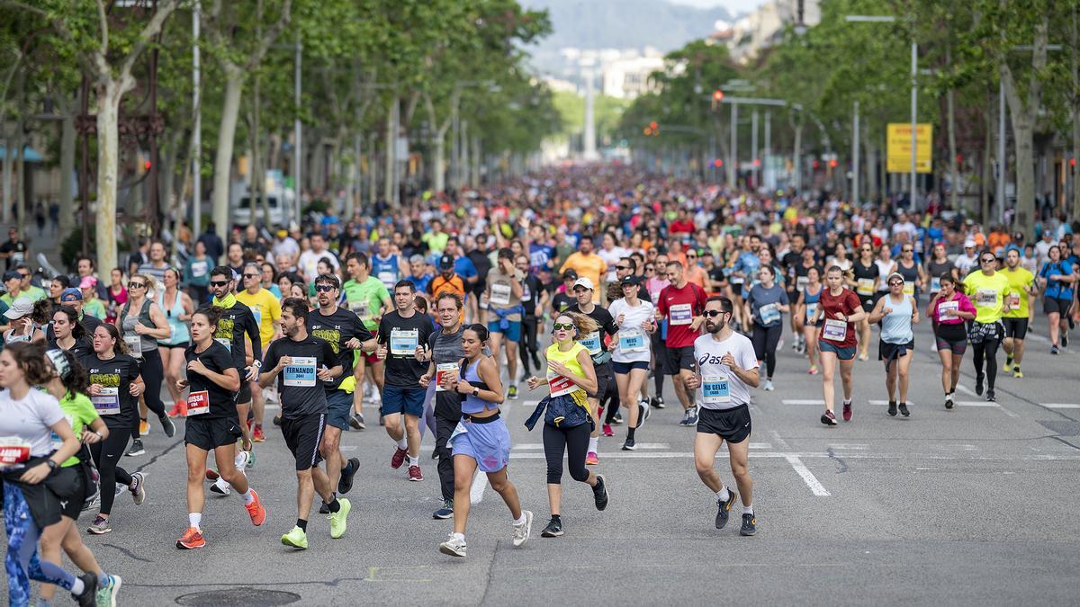 Los participantes descienden por el passeig de Gràcia durante la 44 edición de la Cursa de El Corte Inglés.