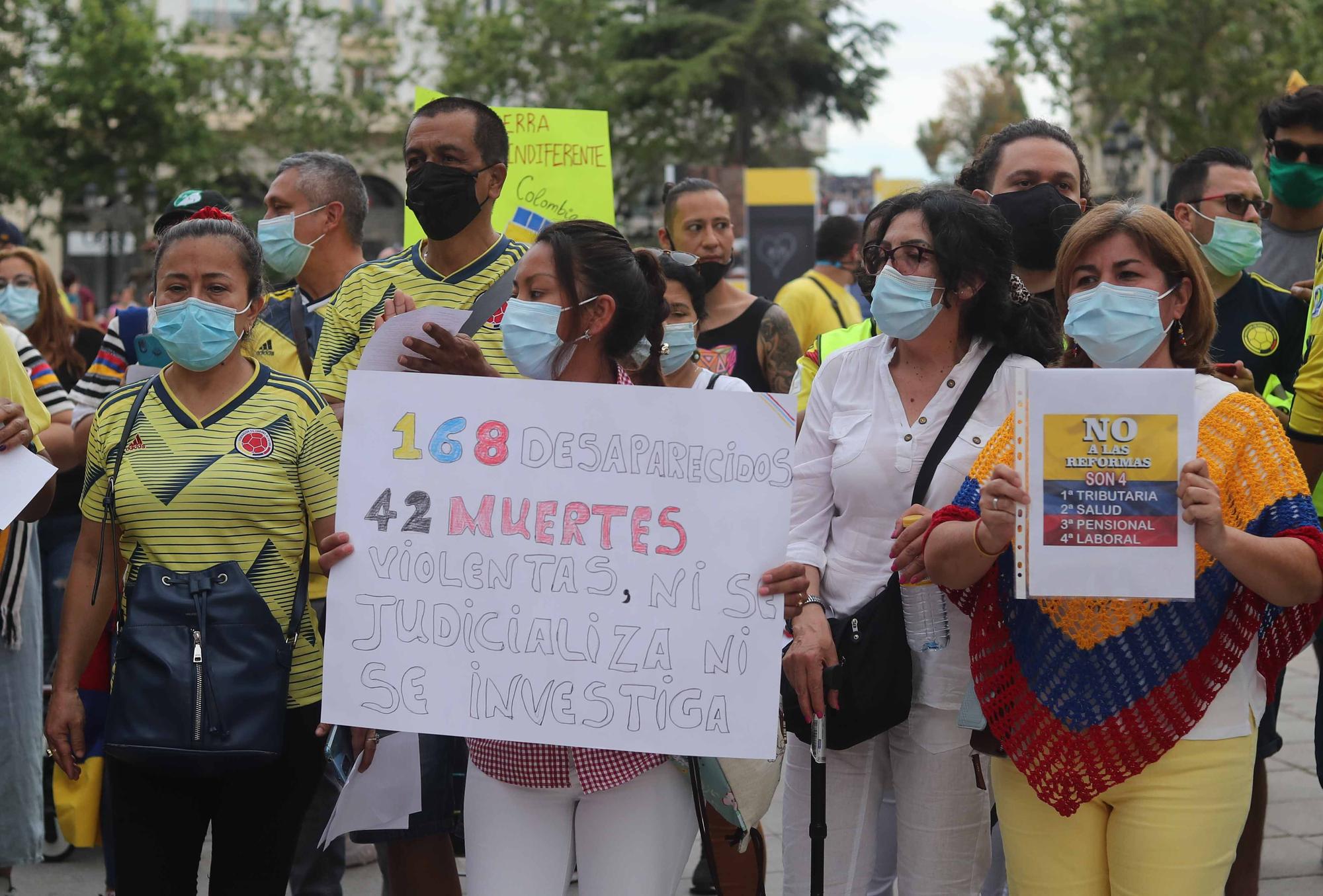 Diversos colectivos denuncian en València la "represión" de Colombia a las concentraciones por la paz
