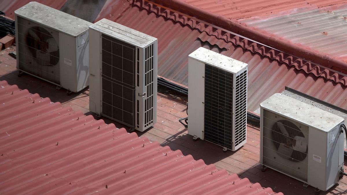 Aparatos de aire acondicionado en la azotea de un bloque de pisos