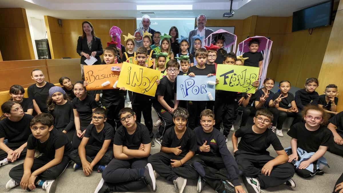 De izq. a dcha., Marta Domínguez, Lluis Serra, Julieta Schallenberg y Javier Almunia con alumnado de Primaria presente en la jornada de Canbio.