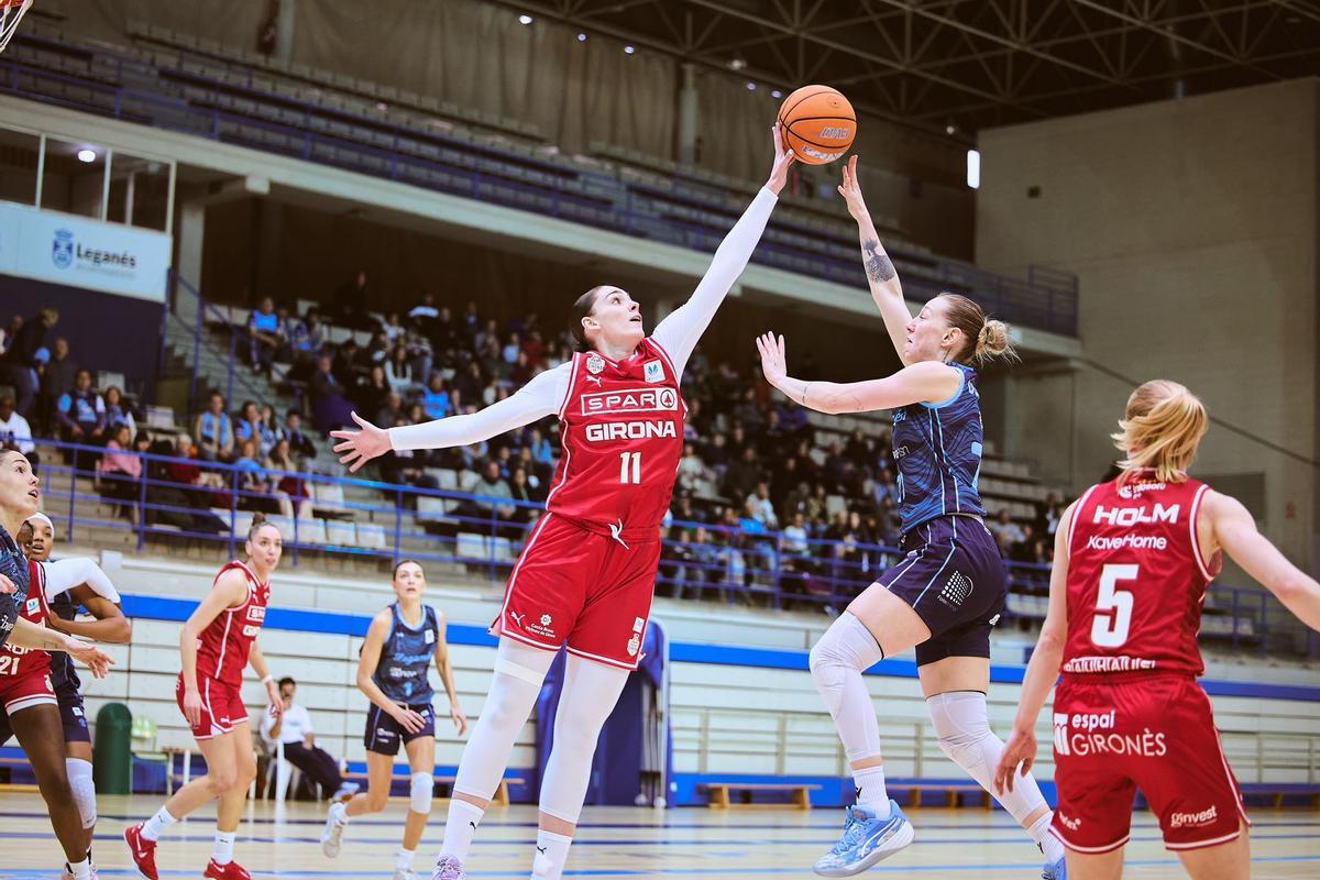 Carolina Guerrero lluitant per la pilota davant una rival.