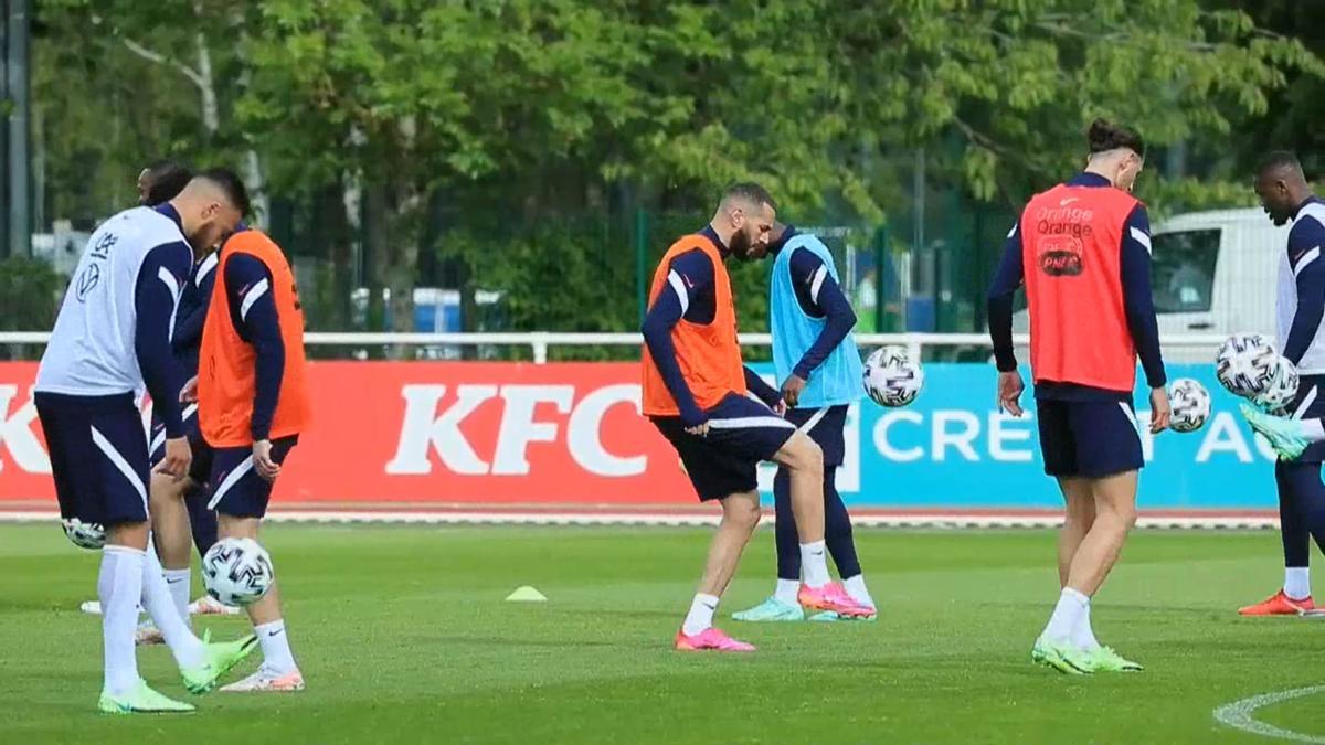 Benzema en su primer entrenamiento con la selección de Francia tras cinco años