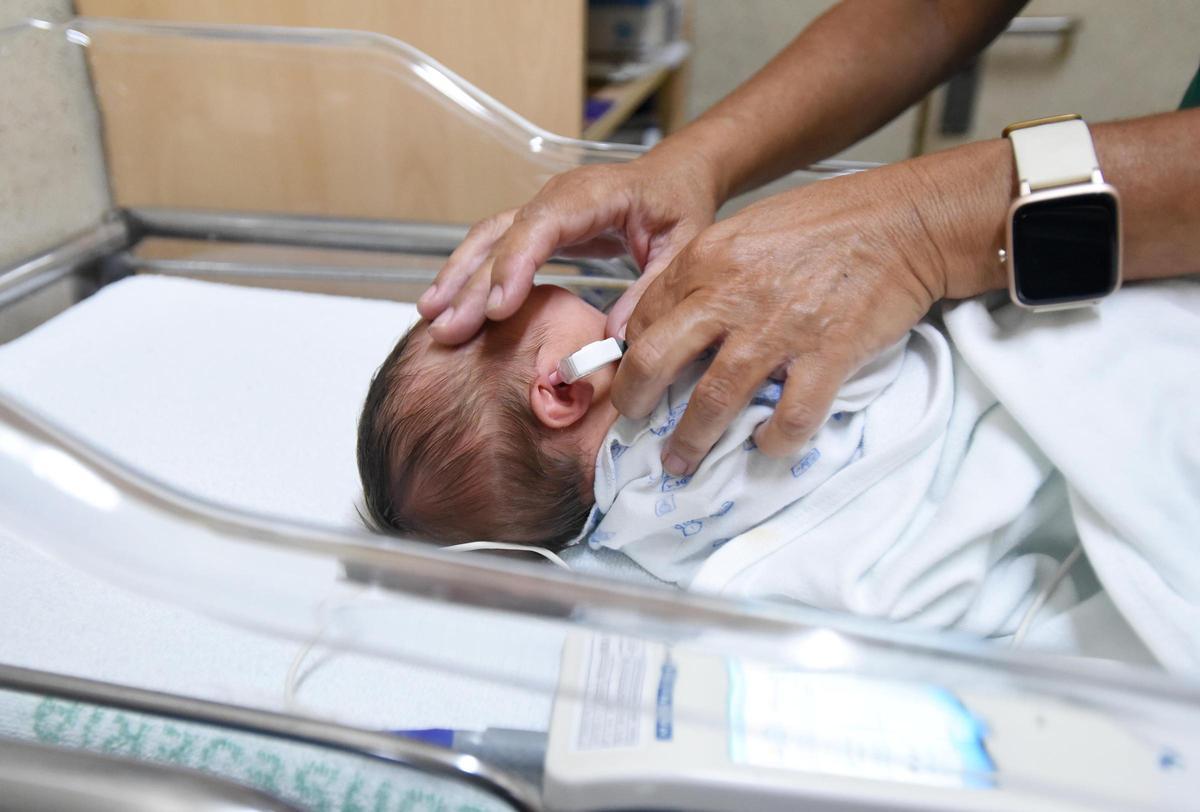 Realización de la prueba de hipoacusia a un recién nacido en el Materno Infantil del hospital Reina Sofía.