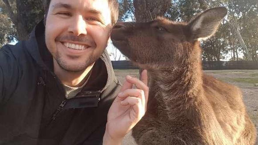 Óscar Farto juega con un canguro en Melbourne. // FdV