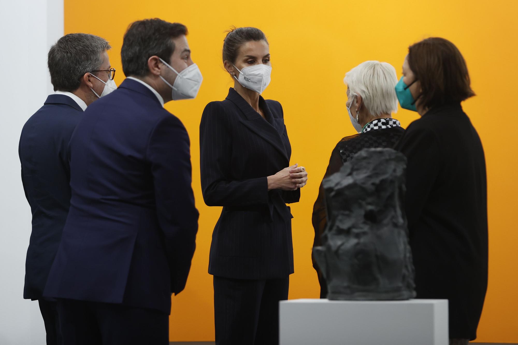 La reina Letizia (c) visita la galería de la artista lusa Cristina Guerra (2-d), durante la inauguración de la 41ª edición de la Feria Internacional de arte contemporáneo ARCO.