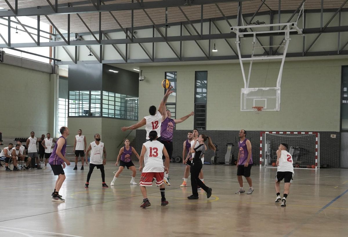 La entrenadora Santa Carrasco pitando un partidillo de baloncesto entre presos de la cárcel de Lledoners.
