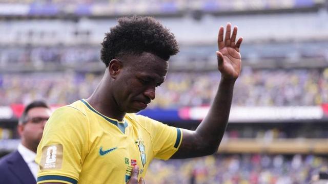Vinicius demana perdó als aficionats del Brasil després de l’eliminació del Mundial.