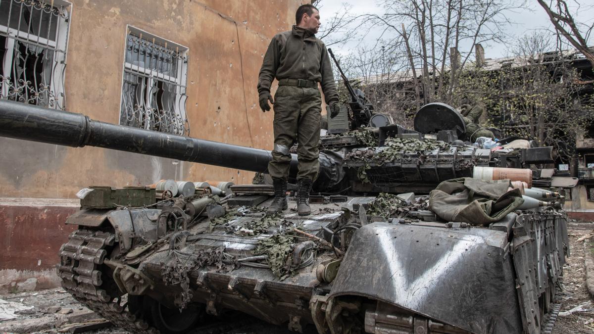 Un soldado ruso encima de un tanque durante el asedio a Mariúpol.