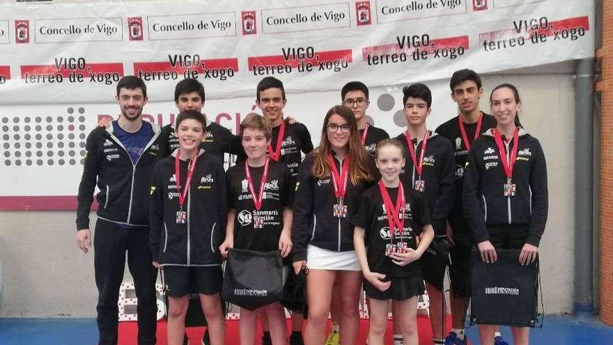 Equipo del Bádminton A Estrada participante en el circuito autonómico celebrado en Vigo.