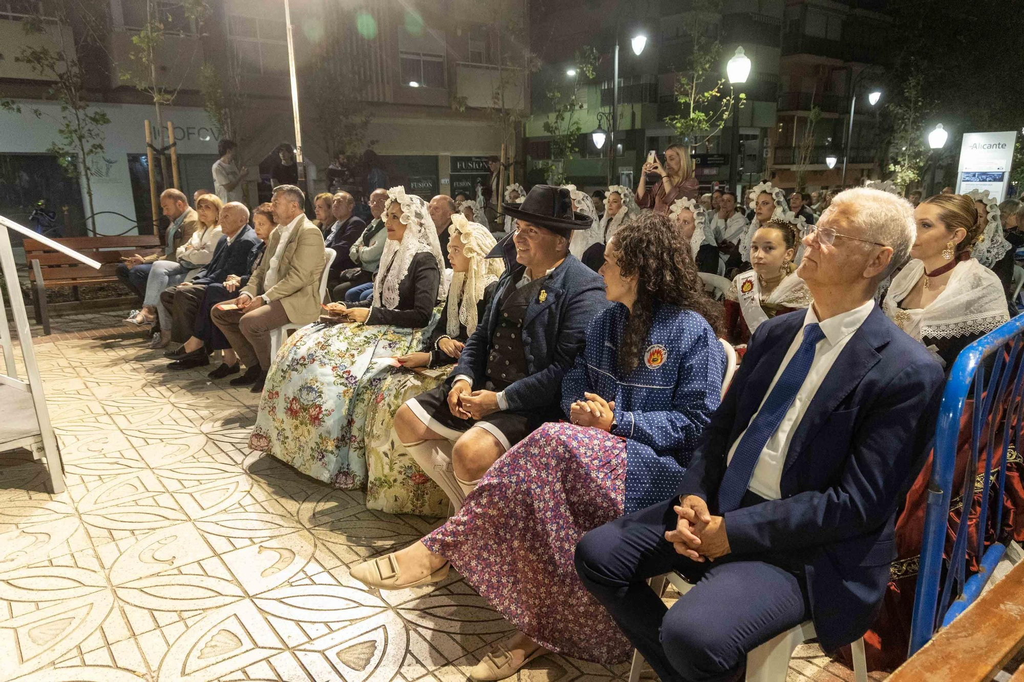 El homenaje al fundador de las Hogueras, José María Py, y el Festival de Bandas de Andrés Llorens iluminan una noche con olor a fiesta y pólvora