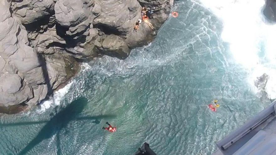 They rescue six people, one of them deceased, on a beach in Tenerife