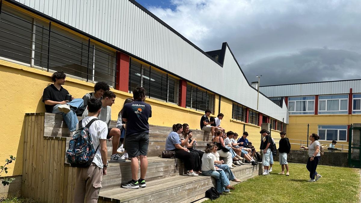 Estudiantes en el instituto de Luarca, durante la pasada prueba de la PAU.