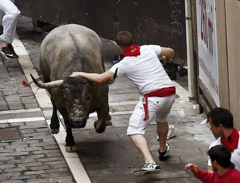 Fotogalería del quinto encierro de San Fermín