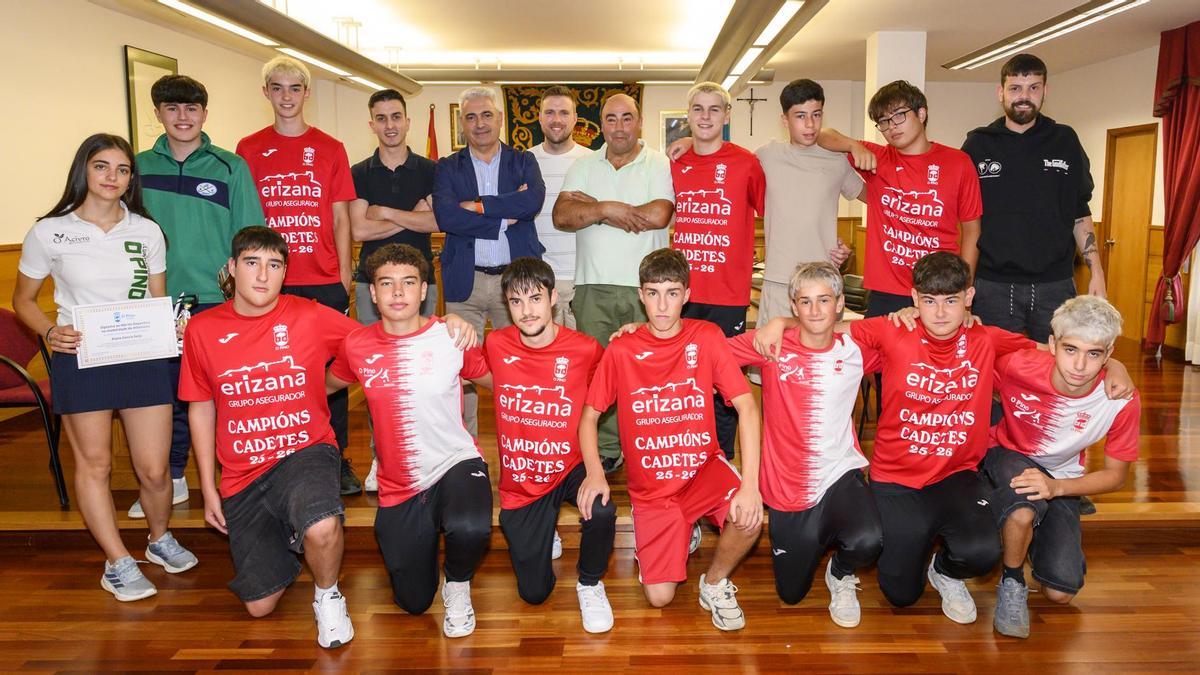 Xiana García, Hugo Rodríguez y el equipo cadete de la SD O Pino recibieron el diploma al mérito deportivo.