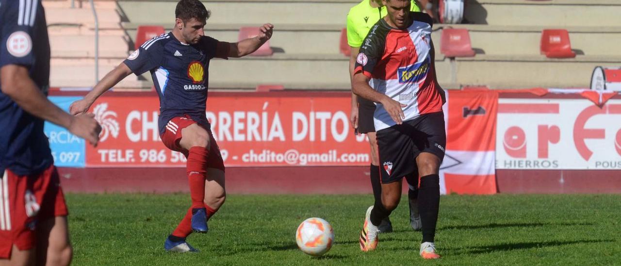 Mauro golpe el balón en una acción del duelo del domingo ante el Arosa en el campo de A Lomba. |  // NOÉ PARGA