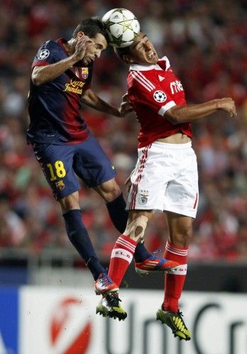 Jordi Alba salta con Eduardo Salvio