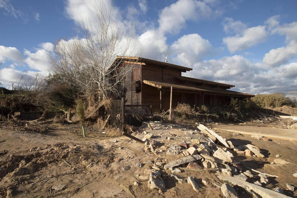 El centro de interpretación y de visitantes del Parc Natural del Túria, en Vilamarxant, aún sepultado por cañas y lodo tras la riada.