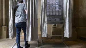 Un hombre en un colegio electoral de Cataluña.