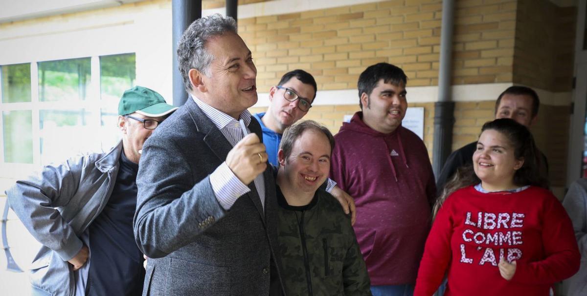 Adolfo Rivas, presidente de la Fundación Vinjoy, abraza a Juan Moure mientras charla con los usuarios. | Irma Collín