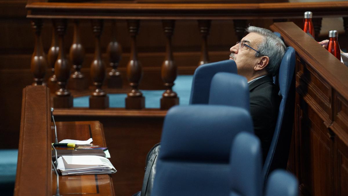 Román Rodríguez en un pleno del Parlamento de Canarias