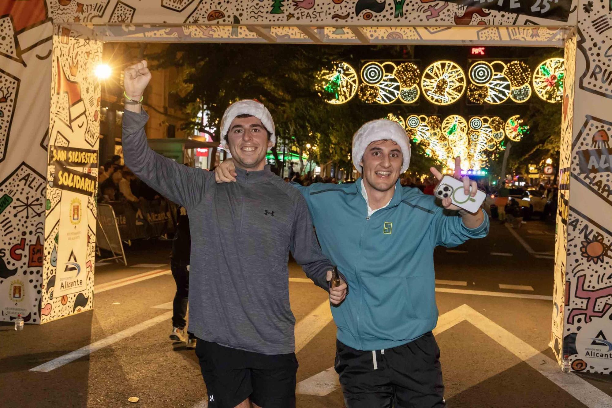 La San Silvestre de Alicante llena de colorido la ciudad