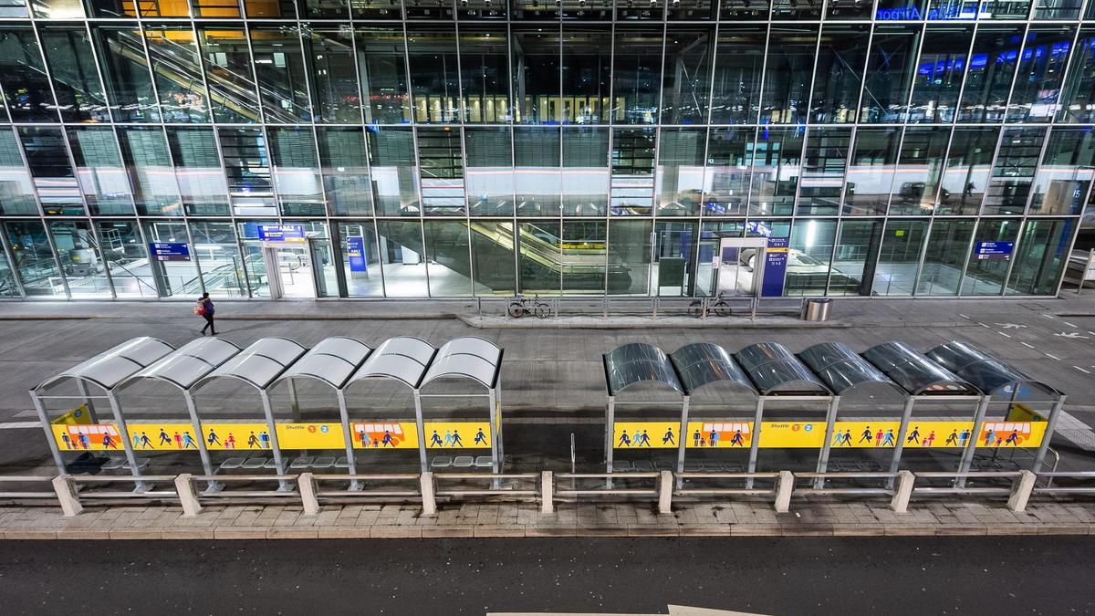 Eine leere Bushaltestelle am frankfurter Flughafen. Der Frankfurter Flughafen wird am Donnerstag wegen des Warnstreiks der Luftsicherheitskräfte für abfliegende Passagiere gesperrt. Wegen der ausfallenden Kontrollen könnten keine Passagiere von der Landseite den Flughafen betreten, erklärte ein Sprecher des Betreibers Fraport.