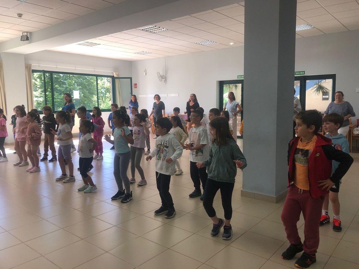 Sesión intergeneracional de bailoterapia en el centro social de mayores de Grado, con la colaboración del colegio Virgen del Fresno