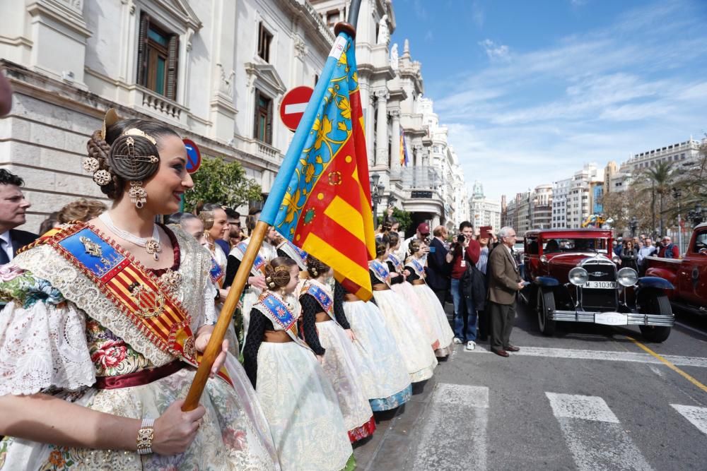 Salida de la ronda fallera de coches antiguos desde la plaza del Ayuntamiento de València.