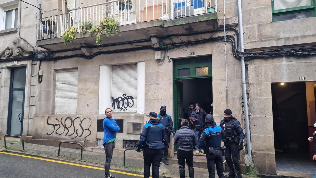 Localizado un cadáver en el número 13 de la calle Fisterra de Vigo, momentos antes de que se realice el desalojo forzoso del edificio, que presenta deficiencias en la instalación eléctrica