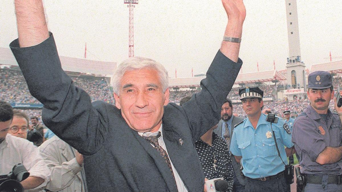 Arsenio Iglesias se despide de Riazor después de ganar la Copa del Rey de 1995 y ofrecerla a la afición en el estadio. |  // EFE