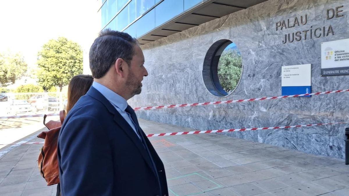 El portavoz de Vox en Xàbia, al llegar esta mañana al juzgado de Dénia