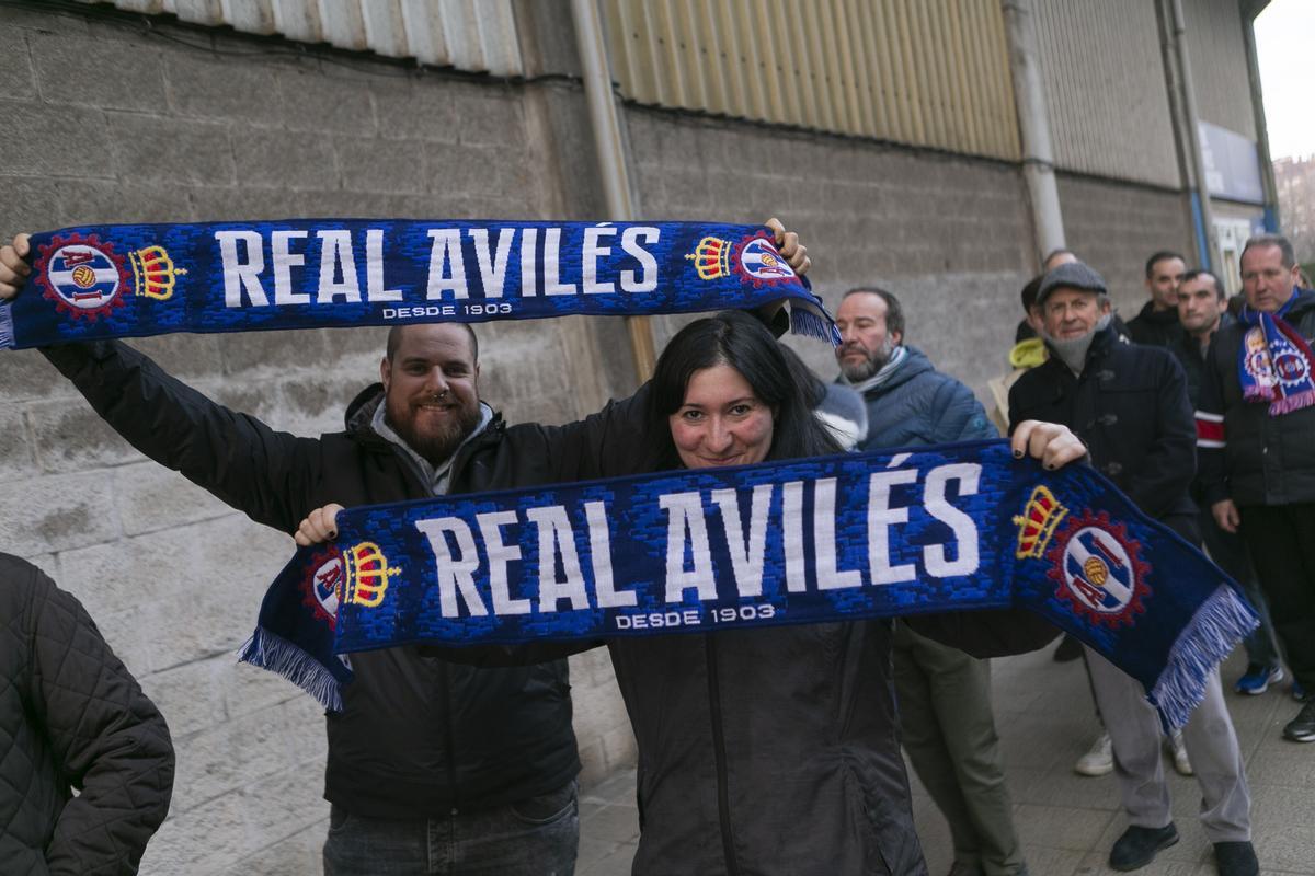 Así estaba el Suárez Puerta para recibir al Arenteiro: disfraces y miles de aficionados entregados
