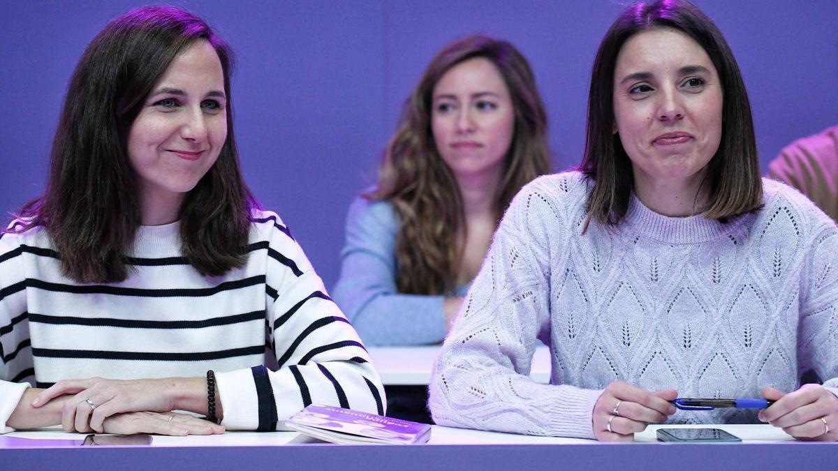 La secretaria general de Podemos, Ione Belarra (i), y la exministra de Igualdad, Irene Montero.