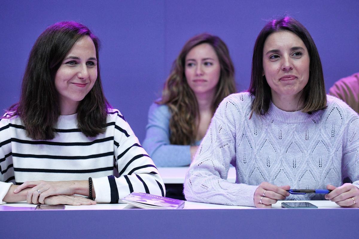 La secretaria general de Podemos, Ione Belarra (i), y la exministra de Igualdad, Irene Montero.