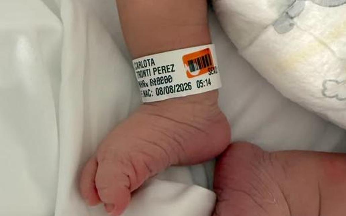La pulsera hospitalaria de Carlota con los apellidos, primero el de su madre y en segundo lugar el de su padre.