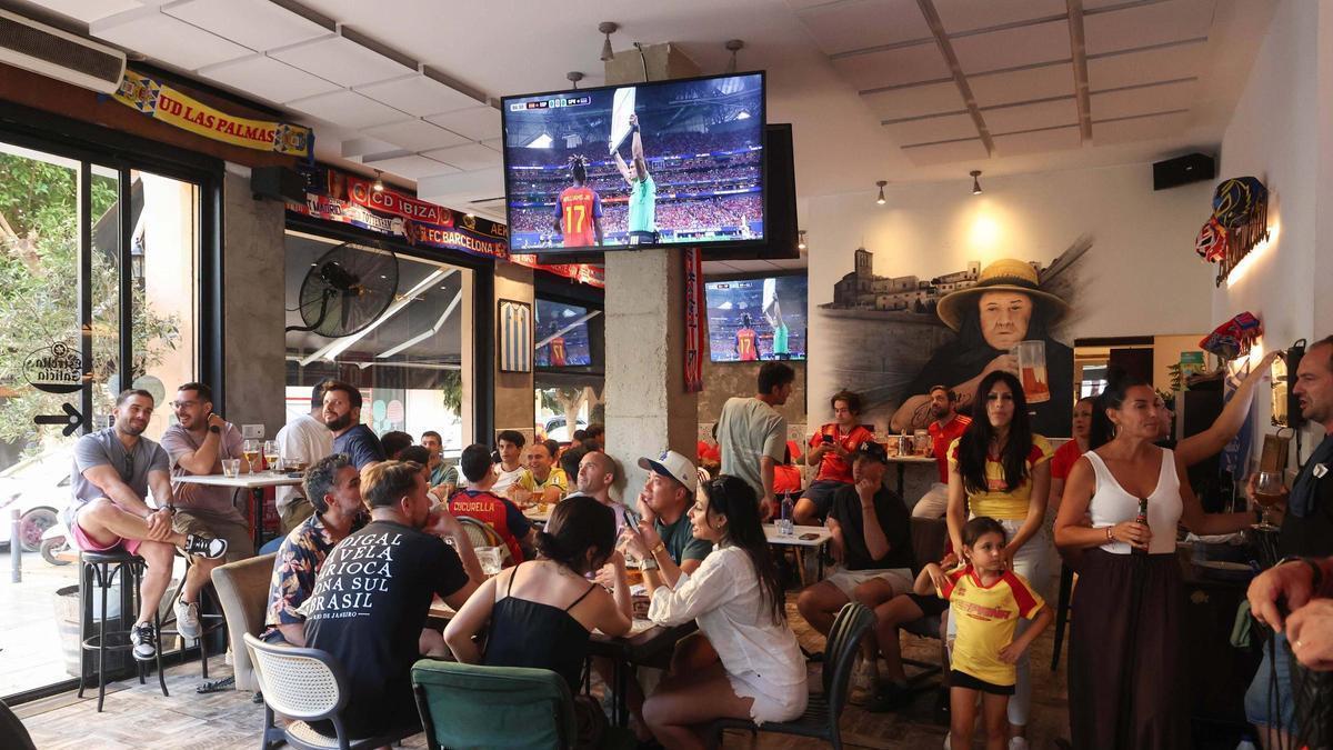 Fans in Can Tina follow Spain's World Cup debut.