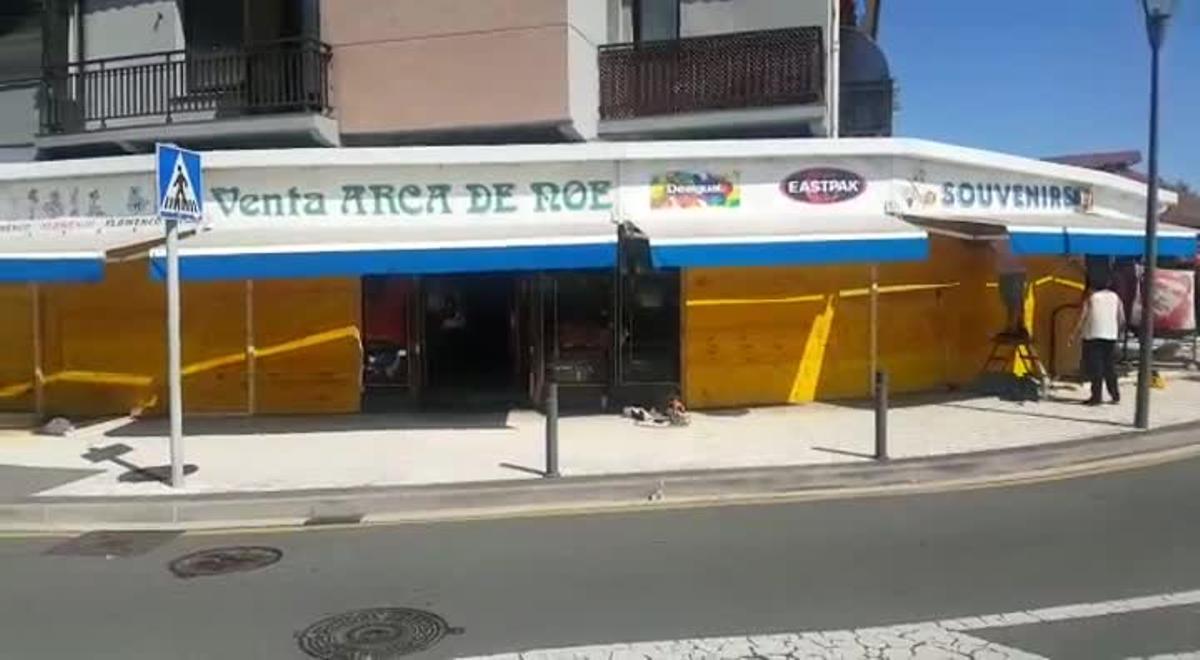 Blindan con tablones el escaparate de una tienda en la frontera con Francia en previsión de desórdenes en la manifestación contra el G7 perevista para este sábado.