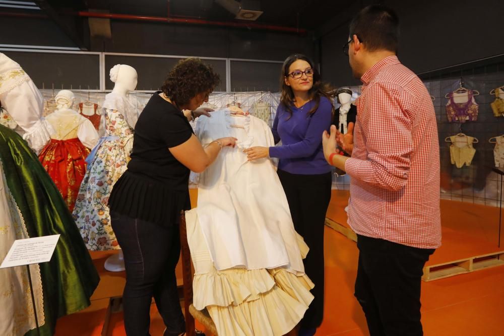 Mónica Oltra visita el puesto de la Escola d'Indumentària Tradicional Cànem en la Feria Fiesta y Boda