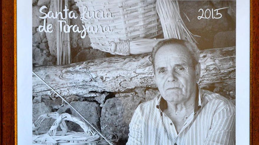 José Vélez ha sido un trabajador nato desde su niñez, cuando compaginaba los estudios con la artesanía. Después fue peón de la construcción, jardinero y agricultor. Su mayor afición ha sido la cestería, y es uno de los dos últimos cesteros que quedan en el casco de Santa Lucía.