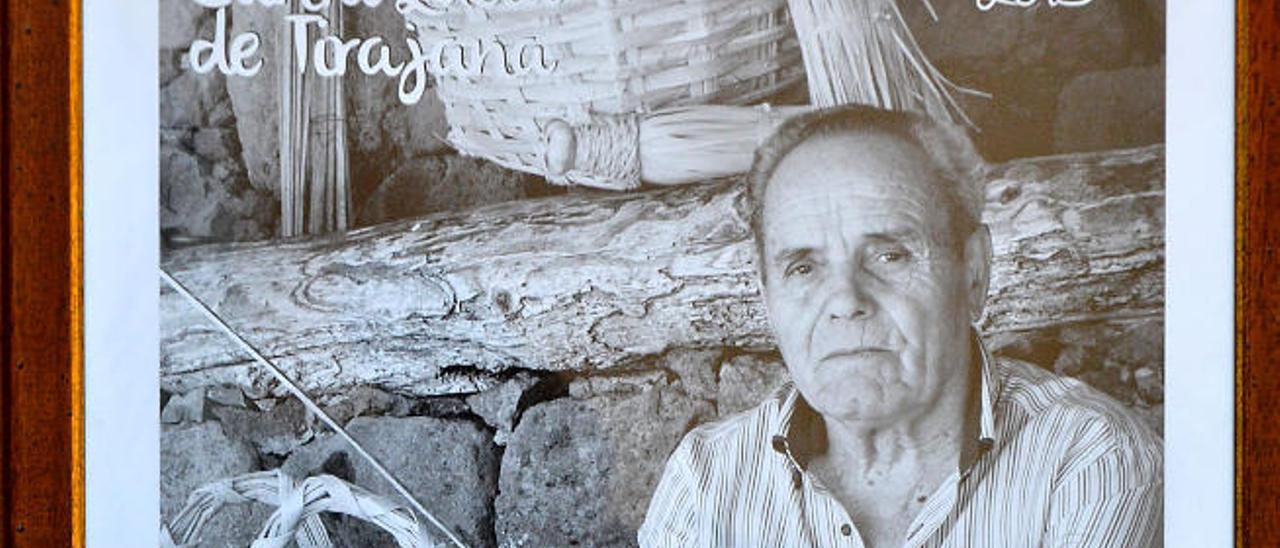 José Vélez ha sido un trabajador nato desde su niñez, cuando compaginaba los estudios con la artesanía. Después fue peón de la construcción, jardinero y agricultor. Su mayor afición ha sido la cestería, y es uno de los dos últimos cesteros que quedan en el casco de Santa Lucía.