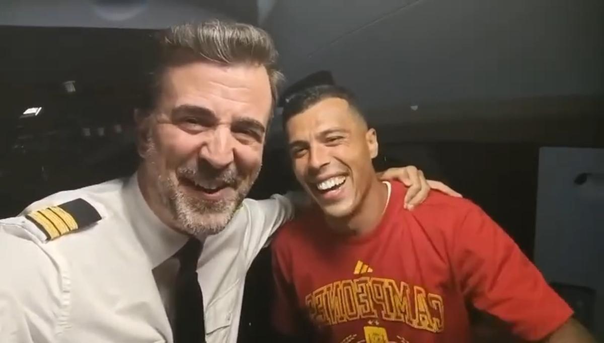Vídeo | Pedro Porro y David Caballero, el piloto extremeño que ha trasladado a la selección a Madrid