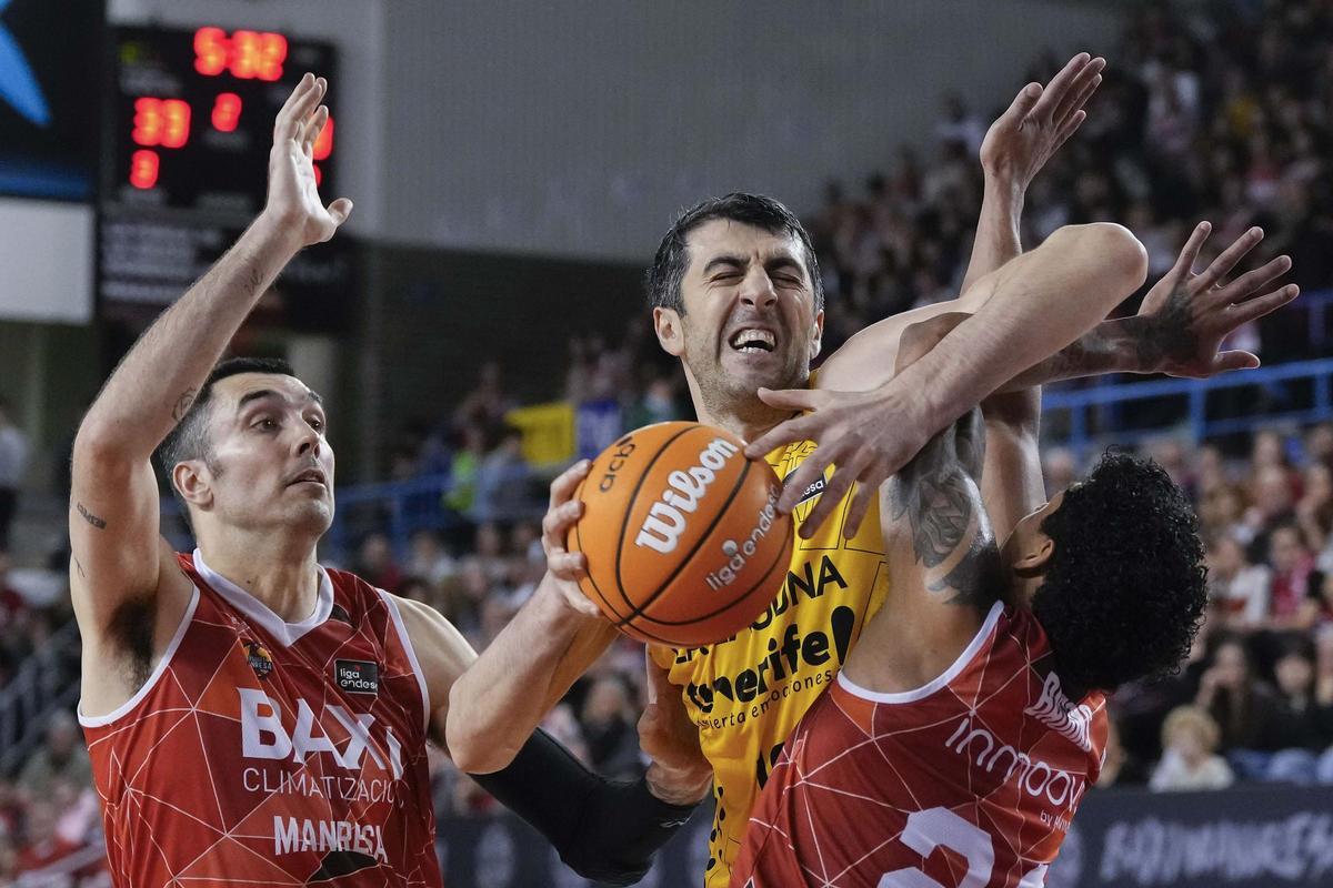 Shermadini intenta zafarse de la defensa manresana.