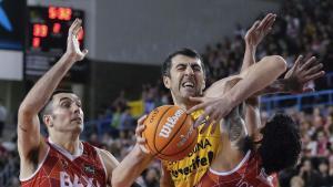 Shermadini intenta zafarse de la defensa manresana.