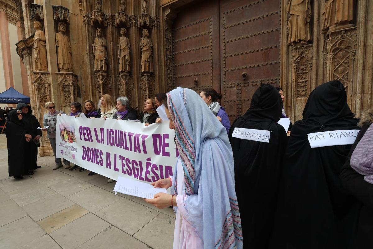 Una mujer representa a la Virgen María en una protesta por la igualdad en la Iglesia.