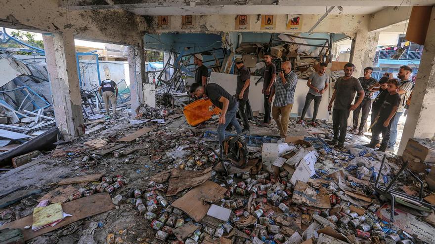 La UNRWA denuncia la muerte de seis de sus trabajadores en el bombardeo israelí en una escuela del centro de Gaza