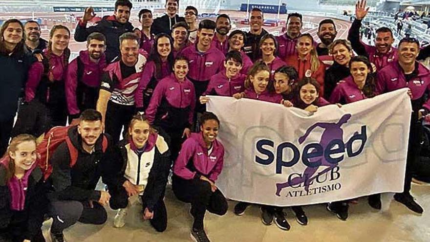 Foto de familia de los atletas del Speed que compitieron en Salamanca.