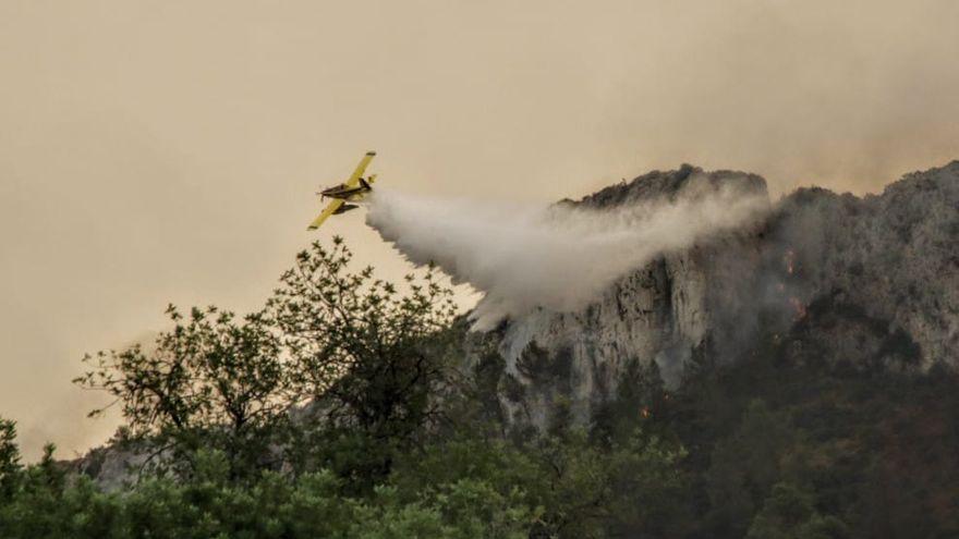 Murcia envía un helicóptero y efectivos para colaborar en la extinción del incendio de la Vall d&#039;Ebo