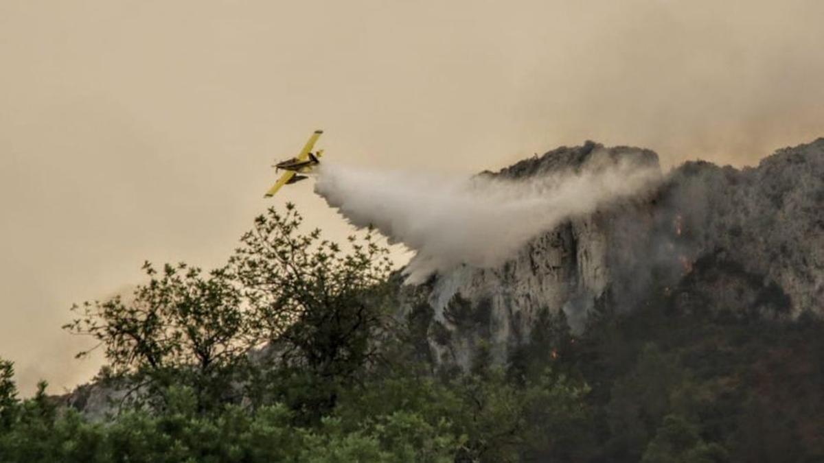 El incendio en la Vall d'Ebo calcina 2.200 hectáreas y se estudian desalojos.