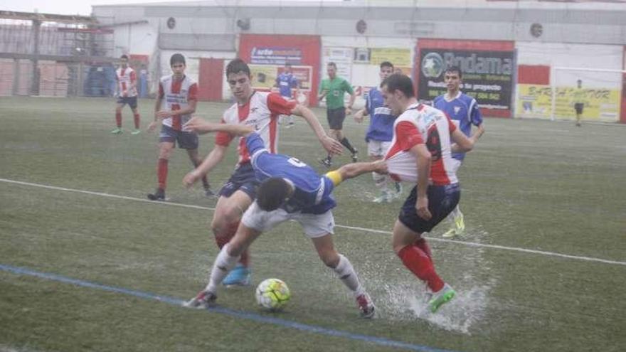 Una acción del duelo de ayer en O Morrazo. // Santos Álvarez