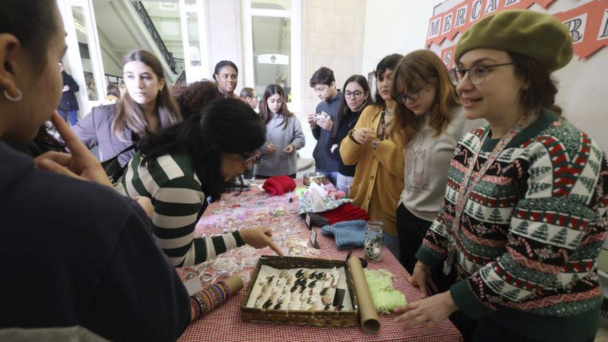 Los alumnos con su profesora (dcha.) venden en el recreo.